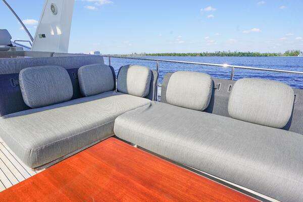 Azimut 66 Flybridge Yacht For Sale