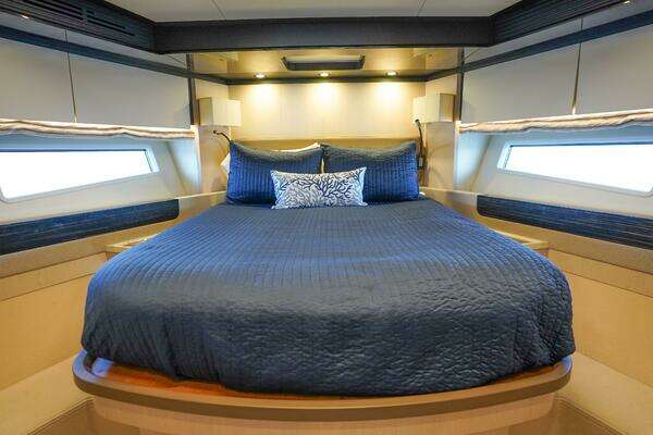 Azimut 66 Flybridge Yacht For Sale