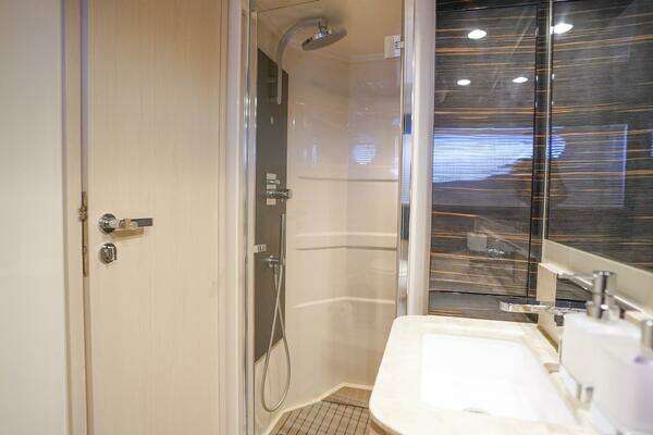 Azimut 66 Flybridge Yacht For Sale