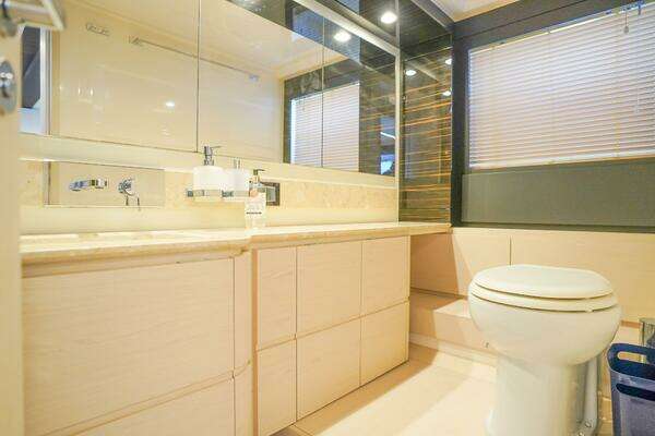 Azimut 66 Flybridge Yacht For Sale