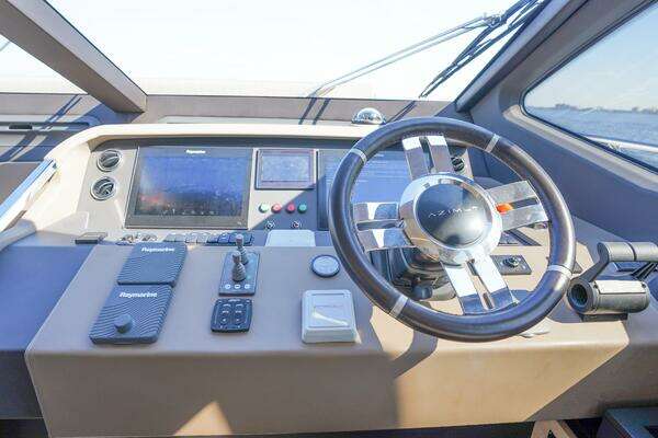 Azimut 66 Flybridge Yacht For Sale