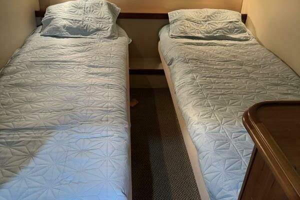 Amazed 42ft Cruisers Yacht For Sale