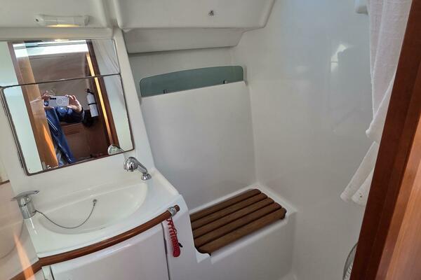 Beneteau 343 Shower