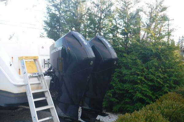 Photo of the 2006 Pro-Line 31 Super Sport Center Console