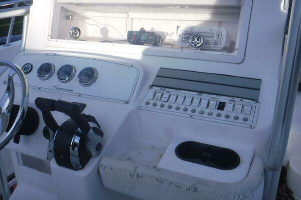 Photo of the 2006 Pro-Line 31 Super Sport Center Console