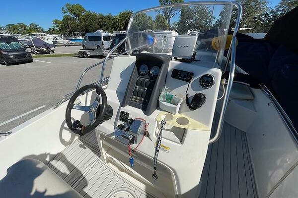 23ft Boston Whaler Yacht For Sale
