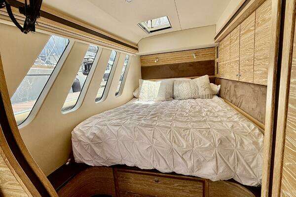 Xquisite Yachts X5 Yacht For Sale