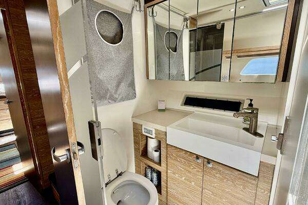 Xquisite Yachts X5 Yacht For Sale