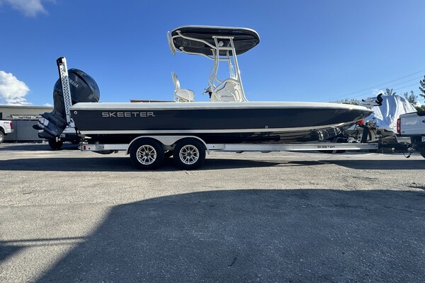 SX240 24ft Skeeter Yacht For Sale