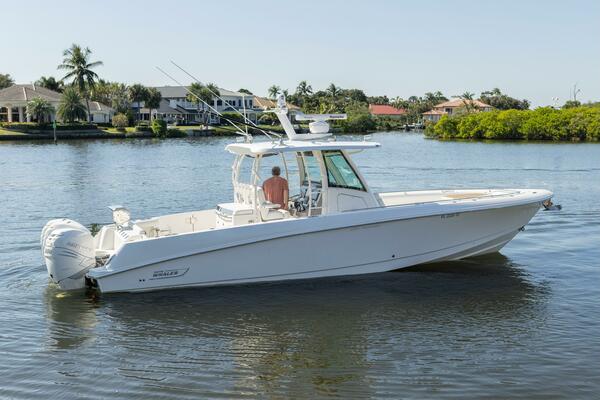 2016 Boston Whaler 350 Outrage