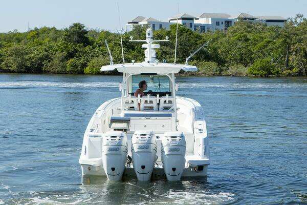 Boston Whaler 350 Outrage Yacht For Sale