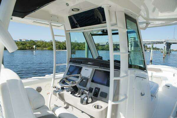 Boston Whaler 350 Outrage Yacht For Sale