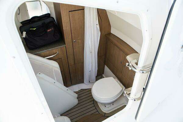 Boston Whaler 350 Outrage Yacht For Sale