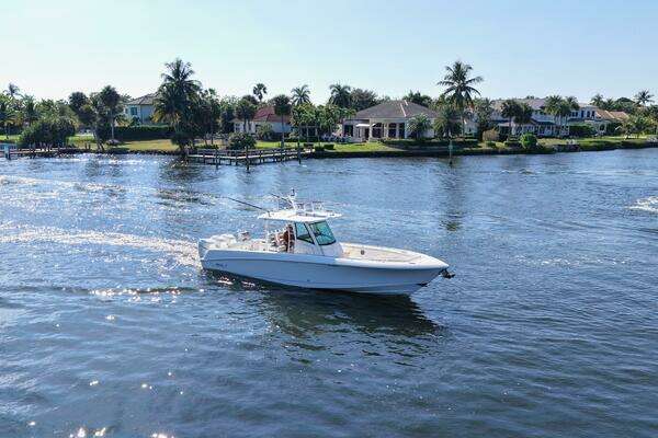 Boston Whaler 350 Outrage Yacht For Sale