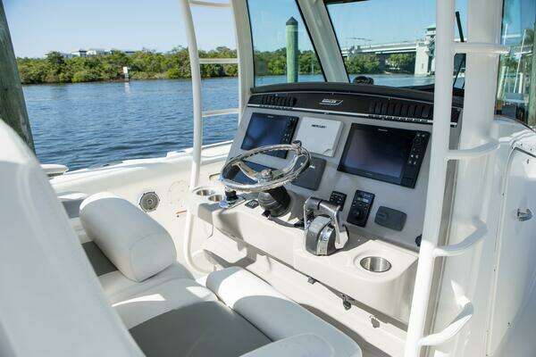 Boston Whaler 350 Outrage Yacht For Sale