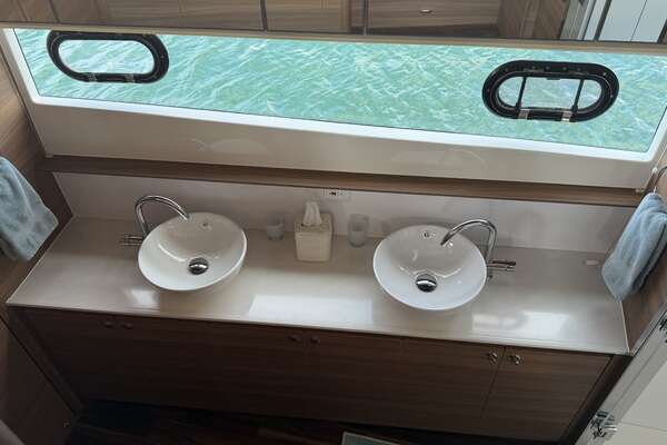 Aquila 54 ENCLOSED BRIDGE Yacht For Sale