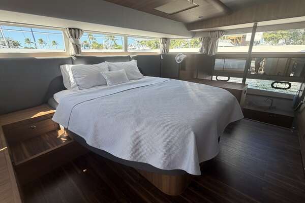 Aquila 54 ENCLOSED BRIDGE Yacht For Sale