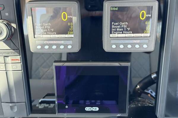 Aquila 54 ENCLOSED BRIDGE Yacht For Sale