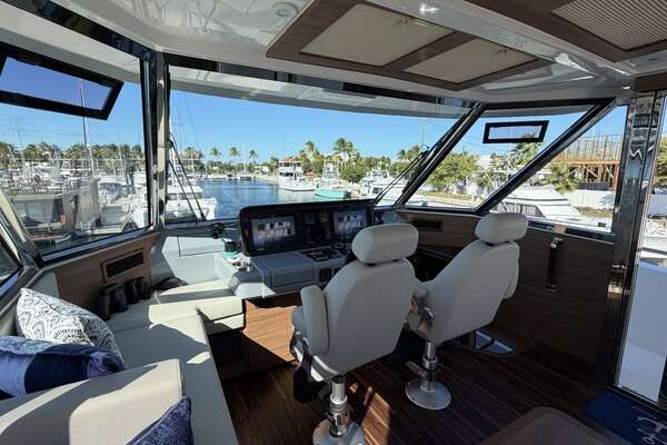Aquila 54 ENCLOSED BRIDGE Yacht For Sale