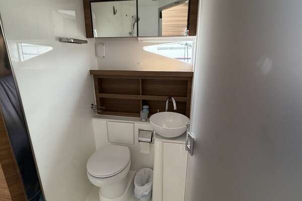 Aquila 54 ENCLOSED BRIDGE Yacht For Sale