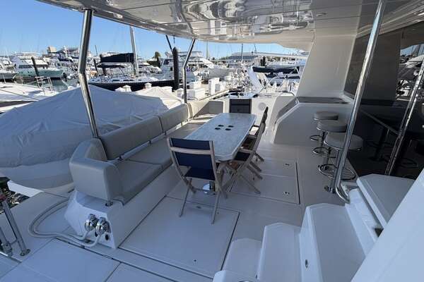 Aquila 54 ENCLOSED BRIDGE Yacht For Sale