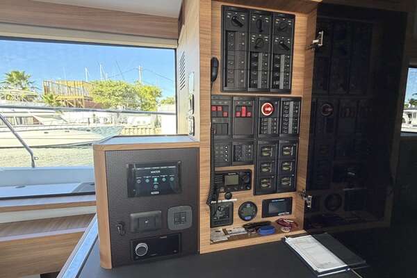 Aquila 54 ENCLOSED BRIDGE Yacht For Sale