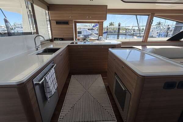 Aquila 54 ENCLOSED BRIDGE Yacht For Sale