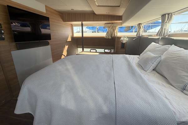 Aquila 54 ENCLOSED BRIDGE Yacht For Sale