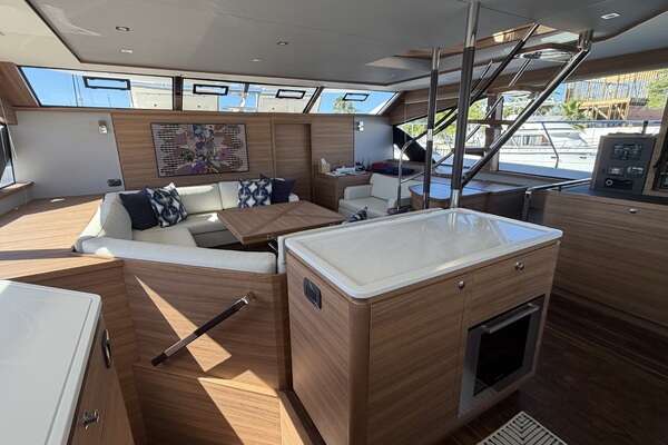 Aquila 54 ENCLOSED BRIDGE Yacht For Sale