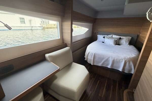 Aquila 54 ENCLOSED BRIDGE Yacht For Sale