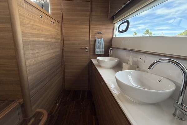 Aquila 54 ENCLOSED BRIDGE Yacht For Sale