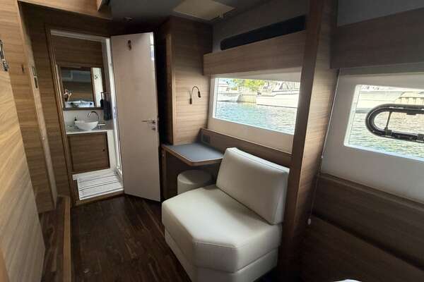 Aquila 54 ENCLOSED BRIDGE Yacht For Sale