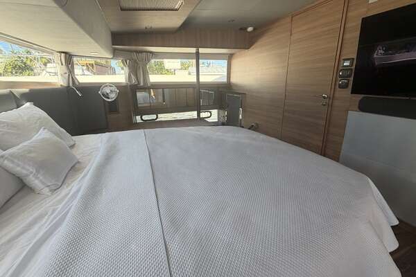 Aquila 54 ENCLOSED BRIDGE Yacht For Sale