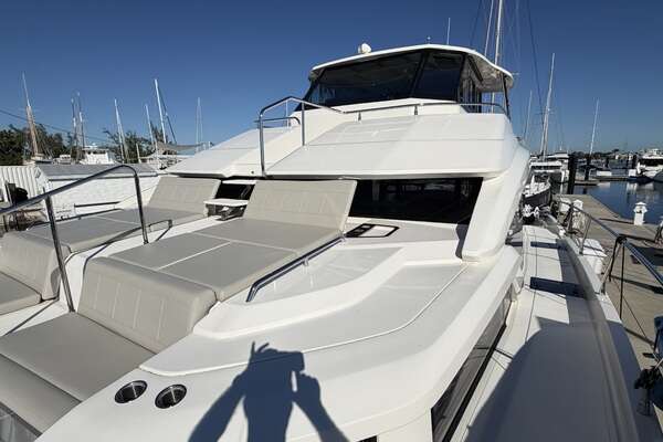 Aquila 54 ENCLOSED BRIDGE Yacht For Sale