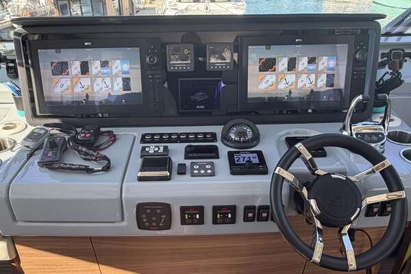 Aquila 54 ENCLOSED BRIDGE Yacht For Sale