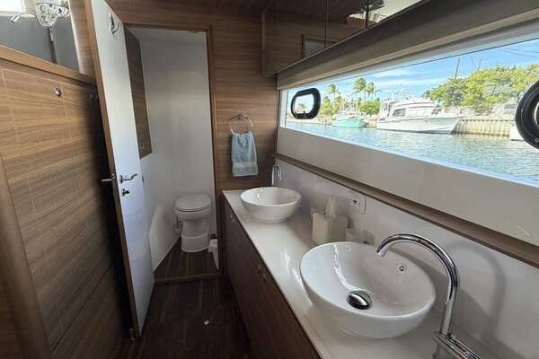 Aquila 54 ENCLOSED BRIDGE Yacht For Sale