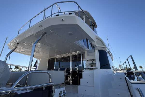 Aquila 54 ENCLOSED BRIDGE Yacht For Sale