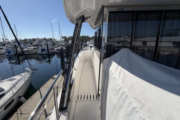 Aquila 54 ENCLOSED BRIDGE Yacht For Sale