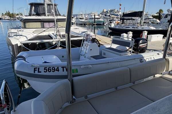 Aquila 54 ENCLOSED BRIDGE Yacht For Sale