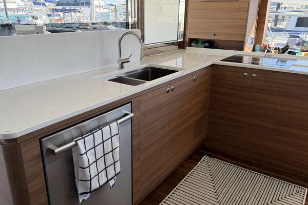 Aquila 54 ENCLOSED BRIDGE Yacht For Sale