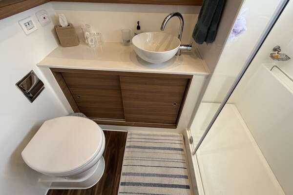 Aquila 54 ENCLOSED BRIDGE Yacht For Sale