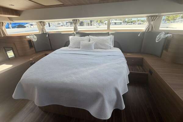 Aquila 54 ENCLOSED BRIDGE Yacht For Sale