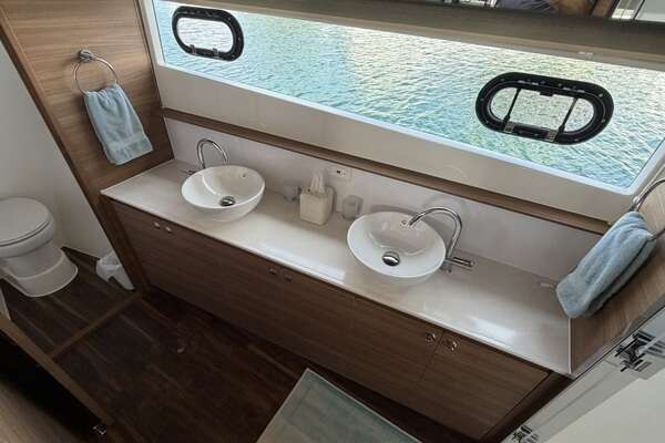 Aquila 54 ENCLOSED BRIDGE Yacht For Sale