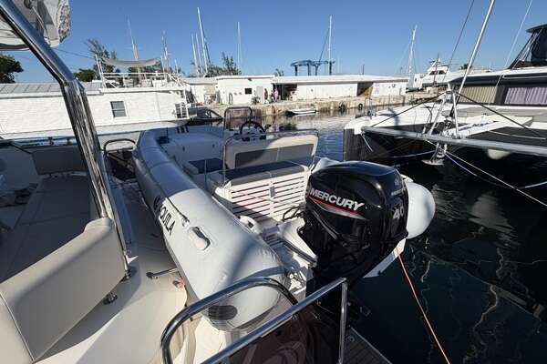 Aquila 54 ENCLOSED BRIDGE Yacht For Sale