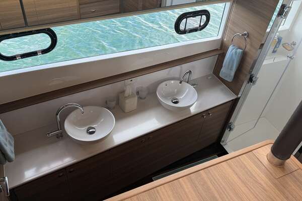 Aquila 54 ENCLOSED BRIDGE Yacht For Sale