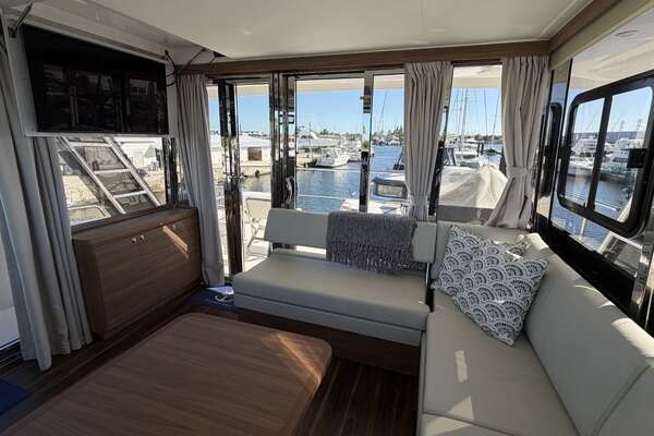 Aquila 54 ENCLOSED BRIDGE Yacht For Sale