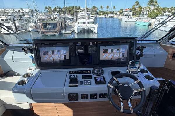 Aquila 54 ENCLOSED BRIDGE Yacht For Sale