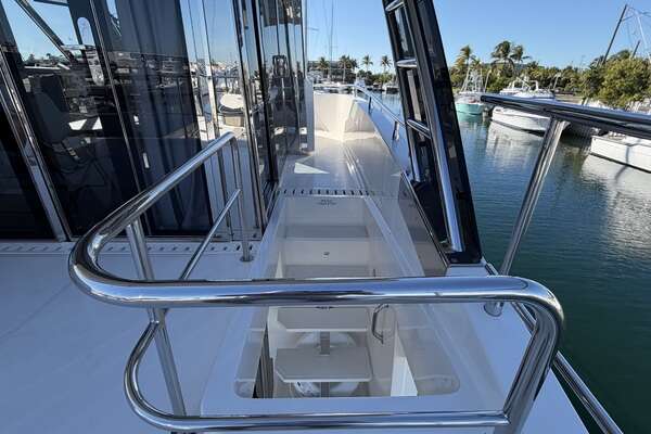 Aquila 54 ENCLOSED BRIDGE Yacht For Sale