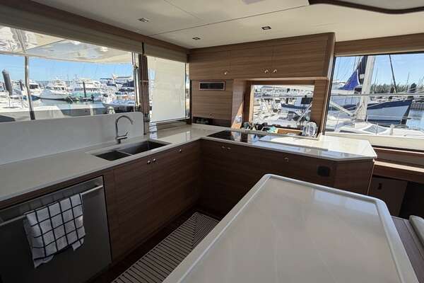 Aquila 54 ENCLOSED BRIDGE Yacht For Sale