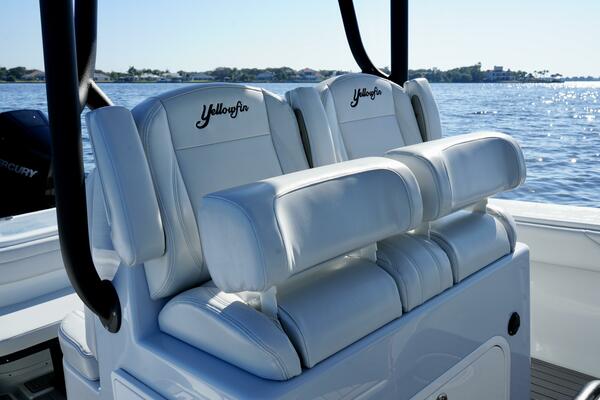 Yellowfin 32 Luhn 32- Center Console Seating